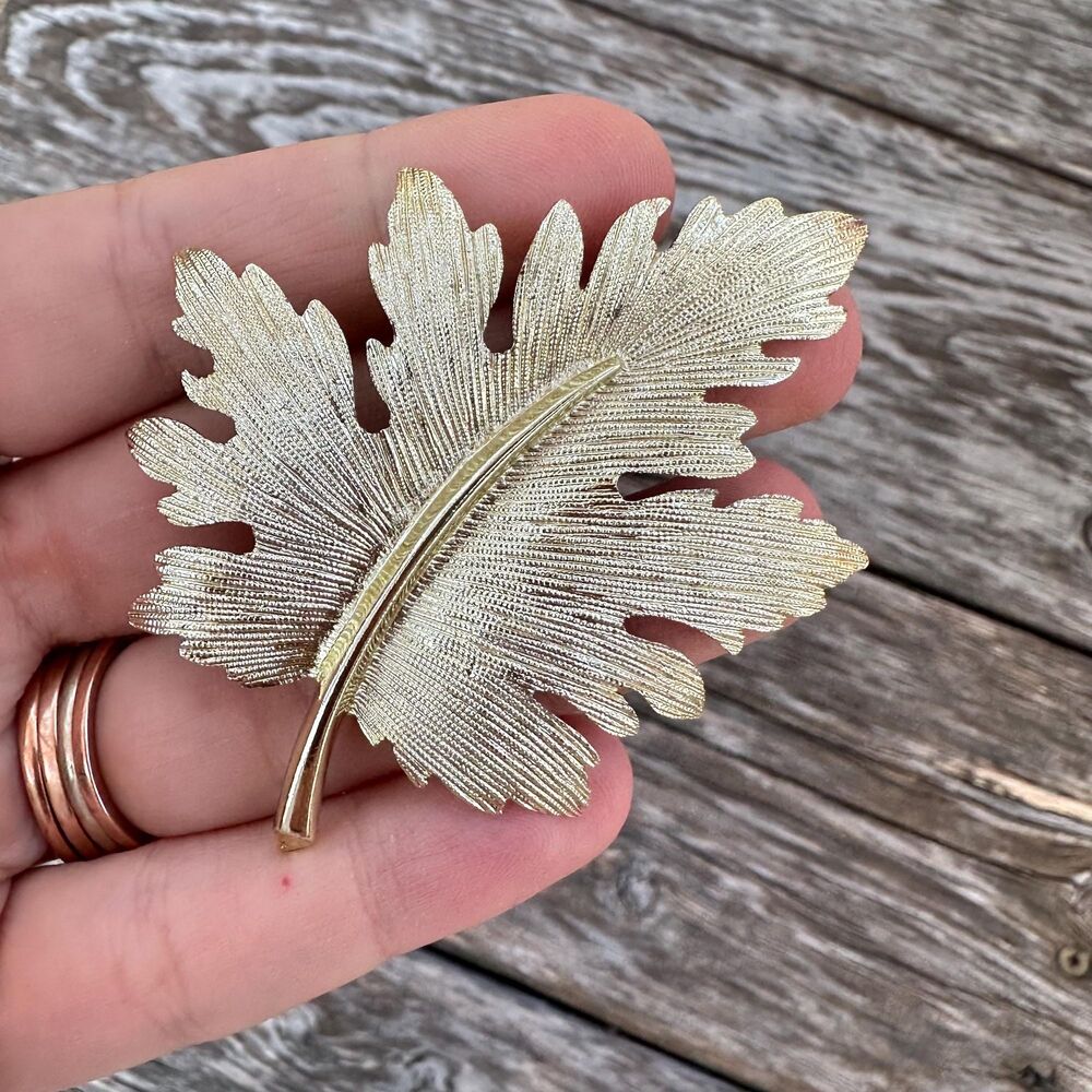 Vintage Jewelry Gold Tone Leaf Brooch Pin